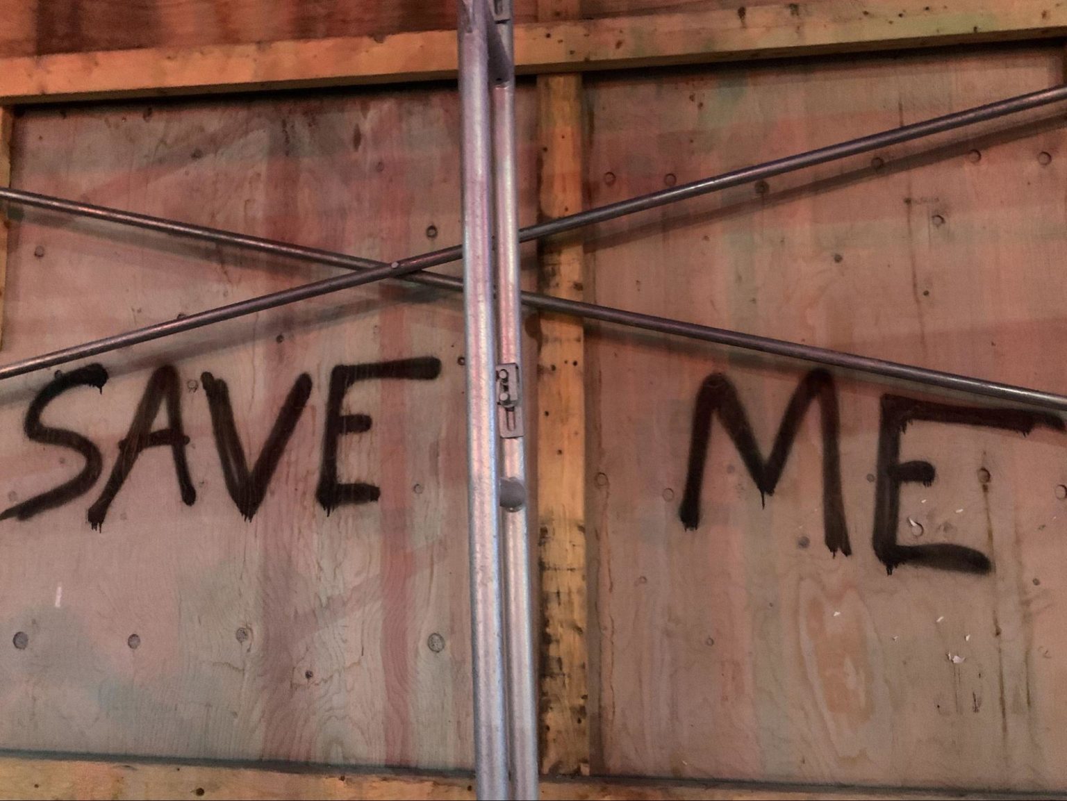 picture of graffiti reading 'save me'